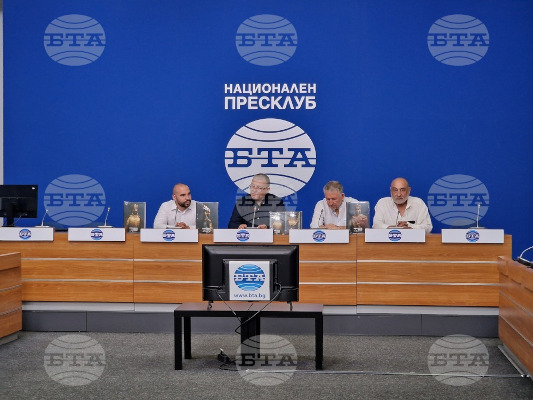 ЦЗПЗ подпомогна дарение на ученически тетрадки за деца от Македония