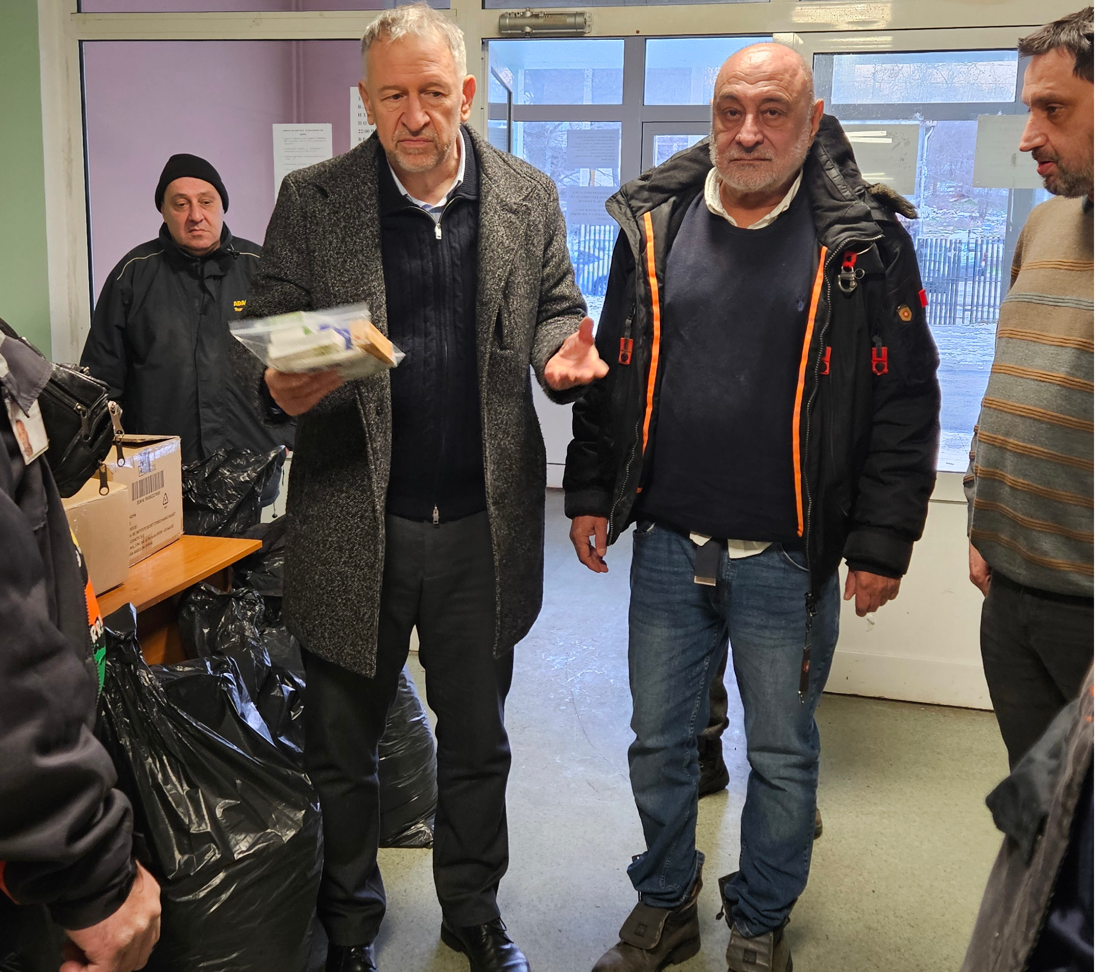 Дарихме пакети за първа помощ и топли дрехи на бездомни в София