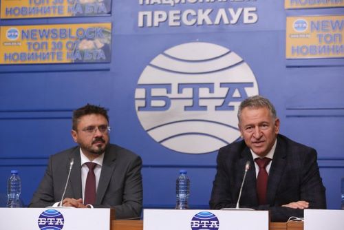 Д-р Стойчо Кацаров връчи най-високото отличие на МЗ на генералния директор на БТА г-н Кирил Вълчев