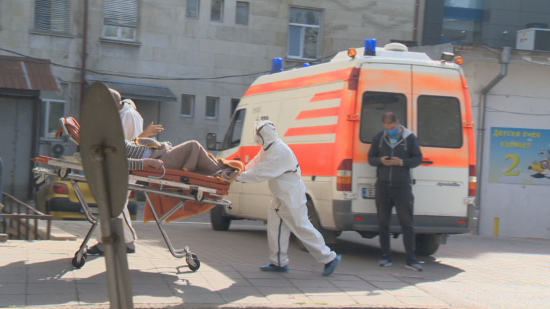 Имало ли е фиктивни пациенти в болница, когато хората умираха по стълбите и в линейките?