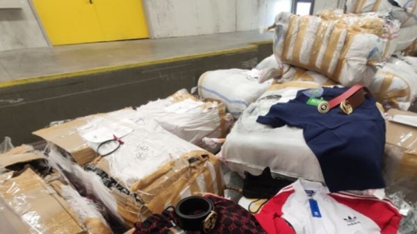 Задържаха 37 500 контрабандни маски и голямо количество етикети на световни марки