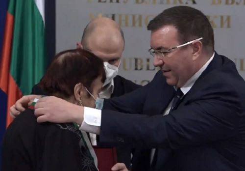 Наградиха най-възрастната, работеща, медицинска сестра у нас