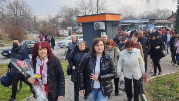 Нинова иска спиране на приватизацията на общински и държавни болници